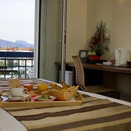 מלון Le Relais Saint-jacques 3*